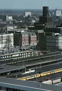 801595 Overzicht van een gedeelte van de perrons van het N.S.-station Utrecht C.S. te Utrecht, vanaf het Holiday Inn ...